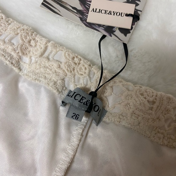 NWT! Alice & YOU lace flowers slip on cream shorts - Picture 8 of 9